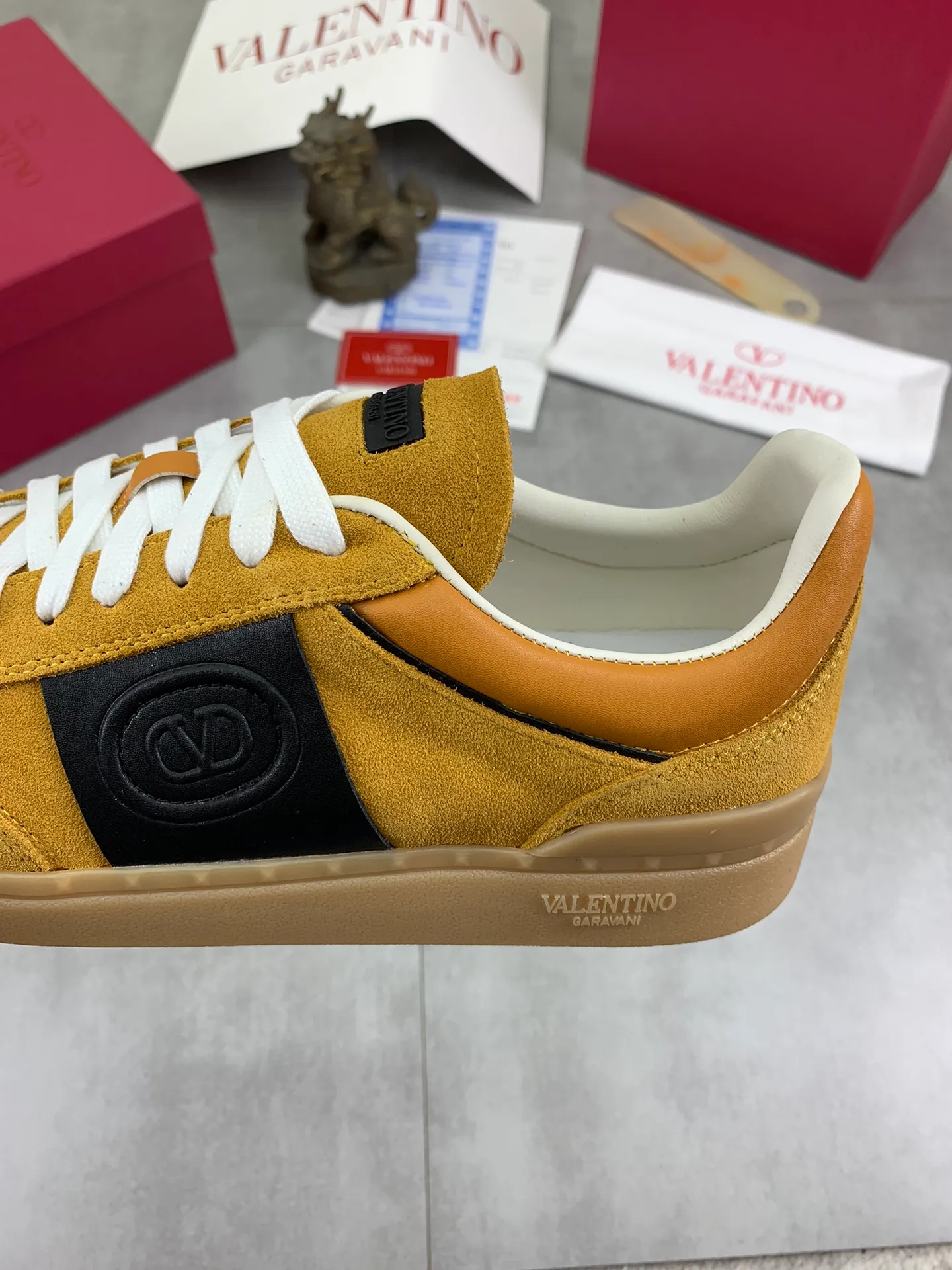Men's Men's Shoes P520 New Couple Style Valentino Valentino 2025/UPVILLAGE Couple Casual Sports Shoes Moral Training Shoes 🆚Professional high-end, perfect replica, first-class quality, all made of original 1:1 materials, exclusive mold opening! 🎁Full set of high-end packaging at the counter ✔️Fabric: high mercerized cowhide ✔️Outsole: TPU material outsole ✔️Size: female 35-40 male 39-45 (female 41 male 38.46) 🆚All details are customized at 1:1 mold, striving for perfection!